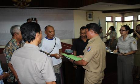 PENYERAHAN SERTIFIKAT PRONA/PTSL TAHUN 2018 DI KELURAHAN SANUR